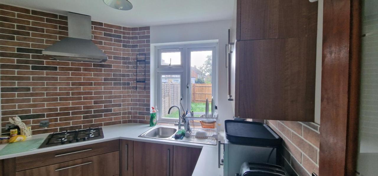 Ritzs Place Northolt  Kültér fotó