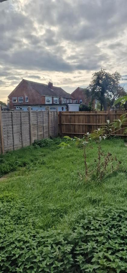 Ritzs Place Northolt  Kültér fotó