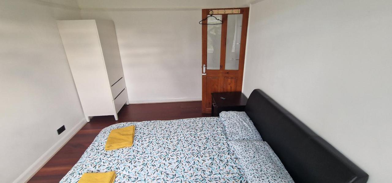 Ritzs Place Northolt  Kültér fotó