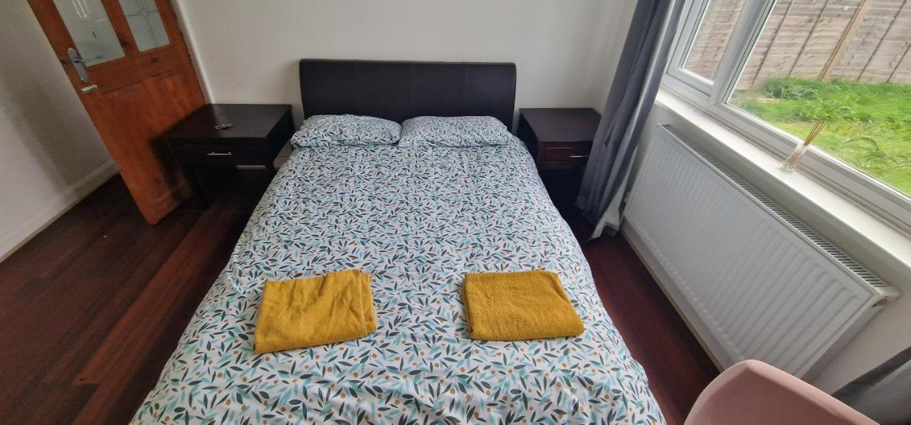 Ritzs Place Northolt  Kültér fotó